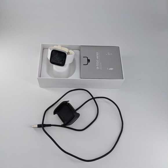 ⛔SOLD⛔ Fitbit Versa Lite - white band - Picture 8 of 12